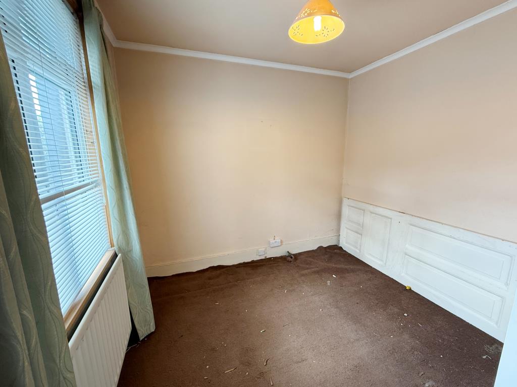 Lot: 91 - MID-TERRACE HOUSE FOR IMPROVEMENT - Bedroom three